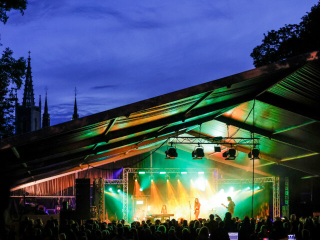 Die KBC Bühne im Stadtpark, im Rahmen des Eupen Musik Marathons. (c) Edgar Cürtz