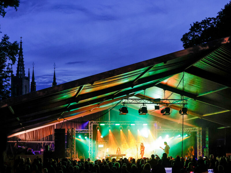 Die KBC Bühne im Stadtpark, im Rahmen des Eupen Musik Marathons. (c) Edgar Cürtz