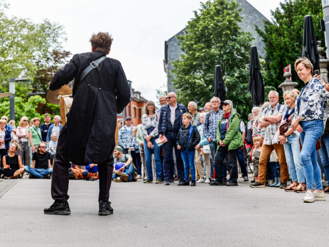 Künstler unterhalten die Leute ebenfalls am Marktplatz in Eupen. (c) Edgar Cürtz